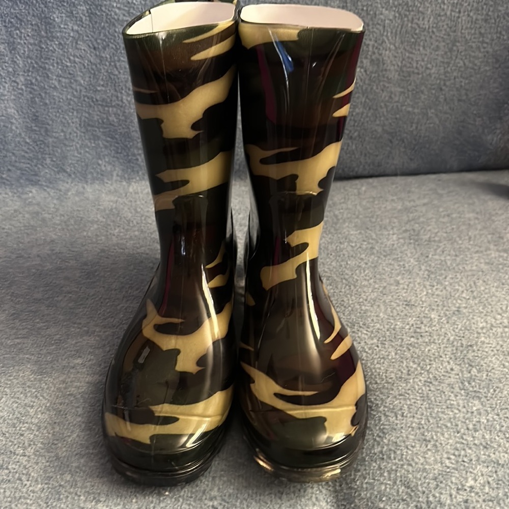 Corky Size 11 camo rainboots. Brand new